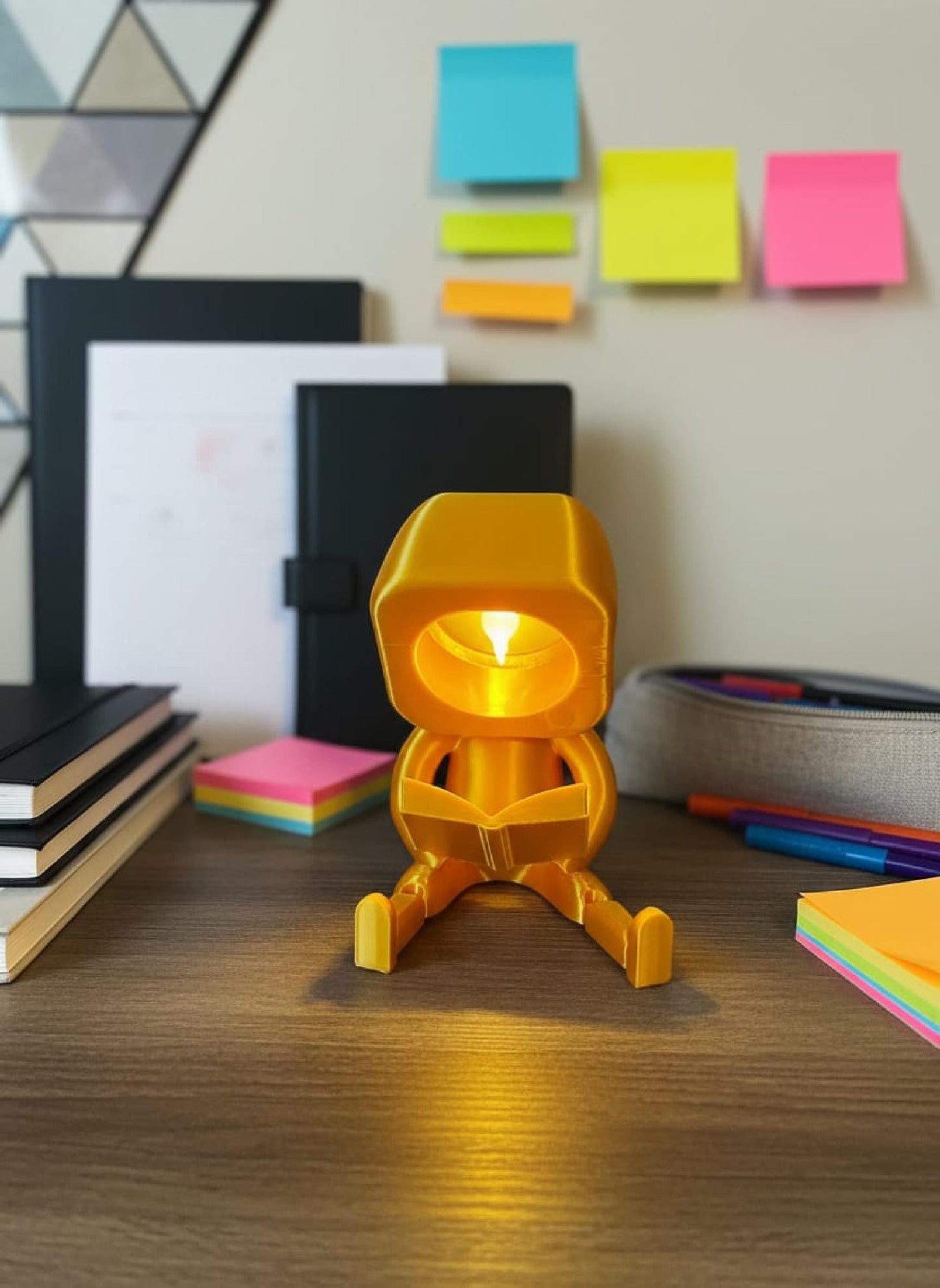 Enfeite Luminoso Articulado Personagem Lendo Livro Ideal para Decoração de Estantes e Mesas