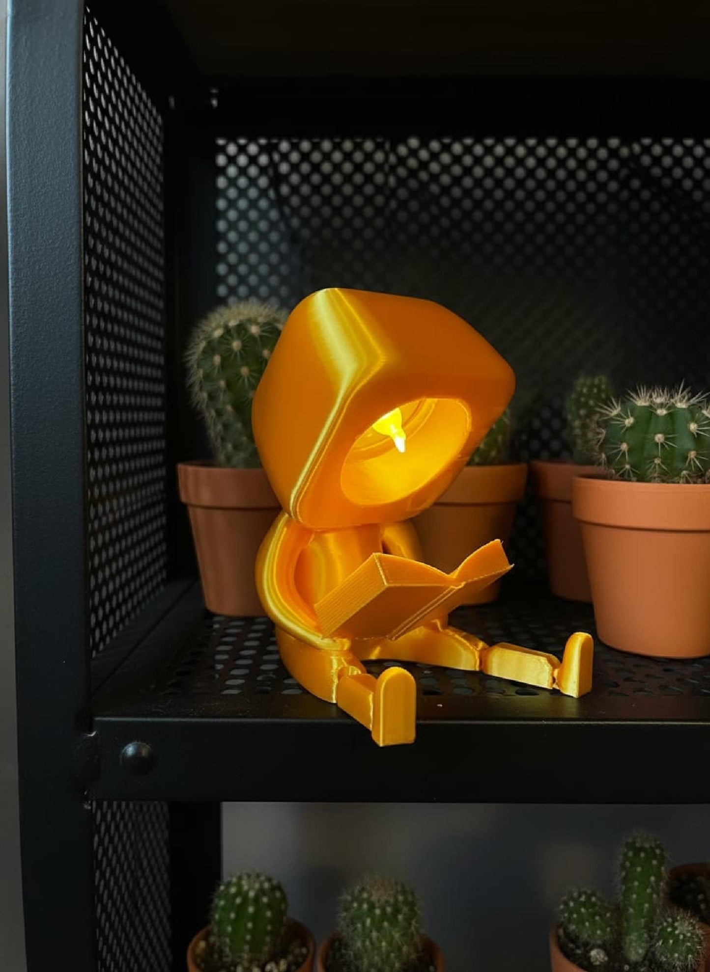 Enfeite Luminoso Articulado Personagem Lendo Livro Ideal para Decoração de Estantes e Mesas