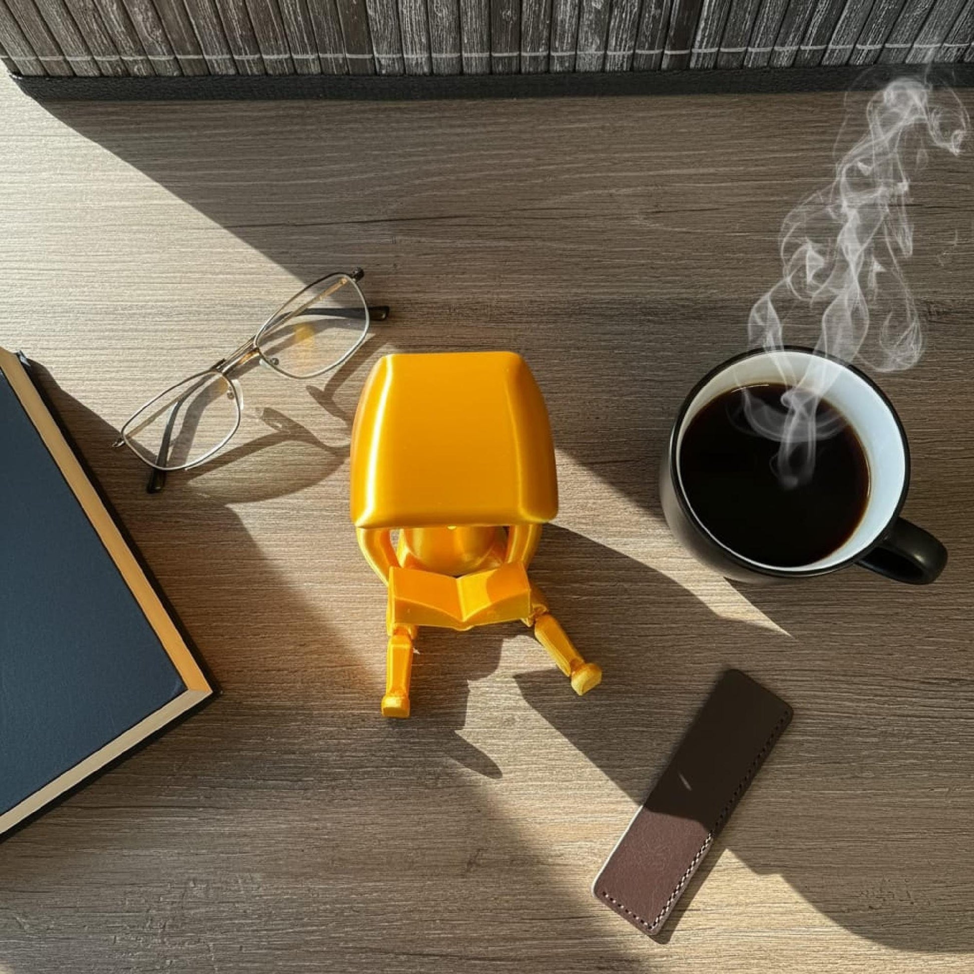 Enfeite Luminoso Articulado Personagem Lendo Livro Ideal para Decoração de Estantes e Mesas